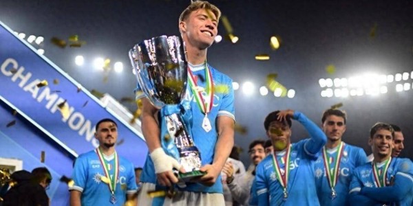 霍伊伦德夺冠后晒照隔空暗讽曼联：绝佳决定打脸老东家！